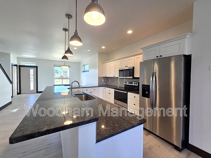 3 bed, 2.5 bath, 2215 sqft, $3,500 — Photo 4