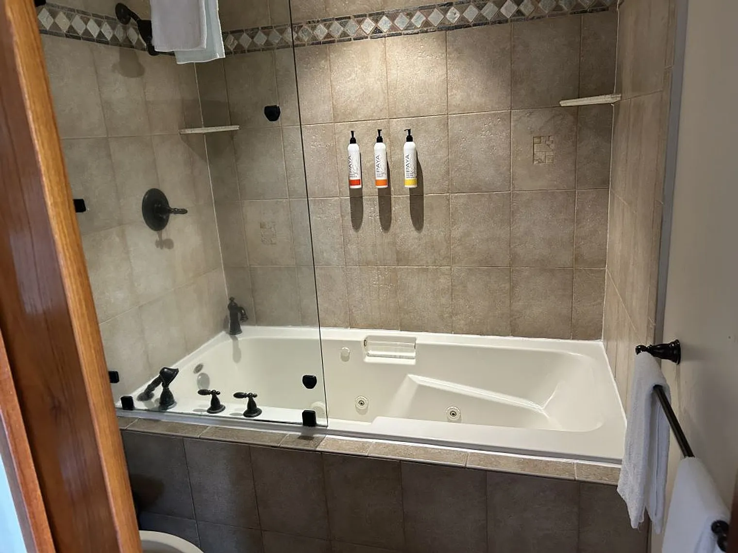 1 bed, 2.0 bath, 893 sqft, $5,524 — Photo 3