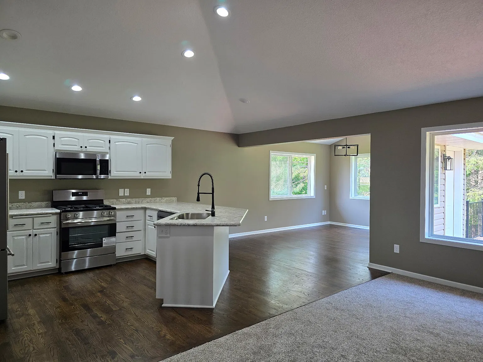 3 bed, 1721 sqft, $2,900 — Photo 2