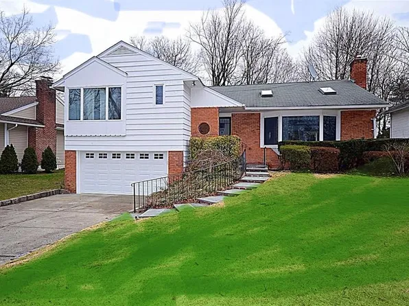 5 Gilbert Rd, Great Neck, NY 11024