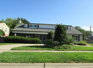 686 Woods Ln, Grosse Pointe Woods, MI 48236