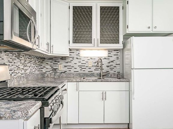 5th image of 3809 N Greenmont Dr