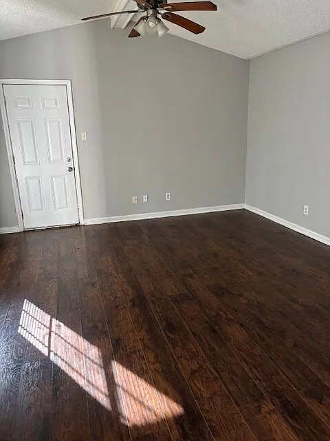 3 bed, 1.0 bath, 927 sqft, $900 — Photo 2