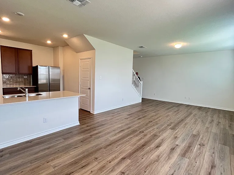 11642 Black Rose — Photo 3