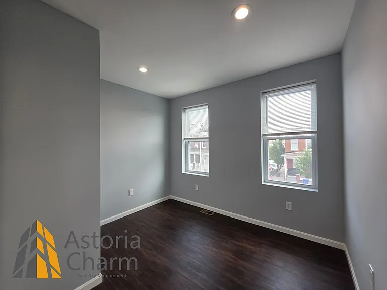 2920 E Madison St — Photo 12