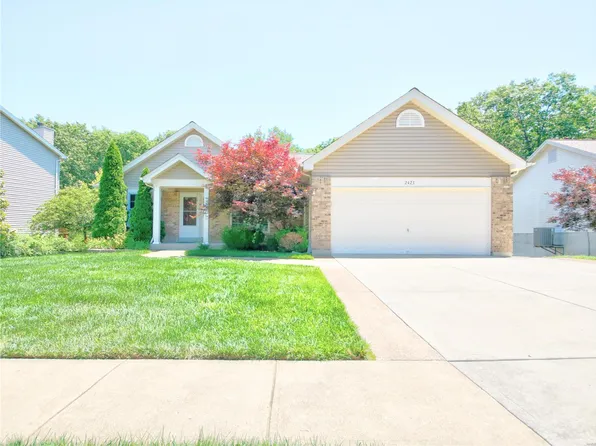 2423 Silver Lake Estates Dr, Pacific, MO 63069