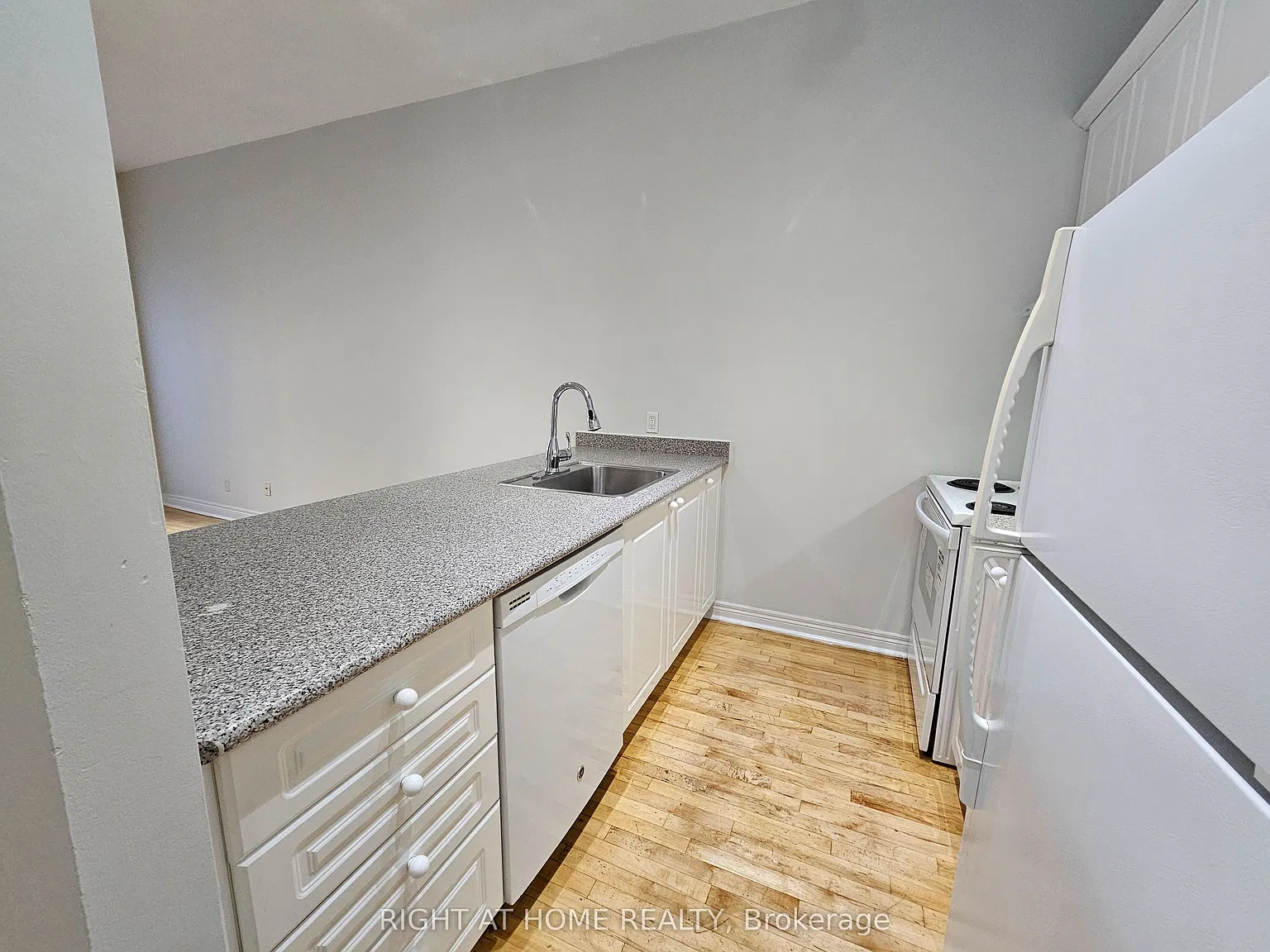 524 Yonge St — Photo 1