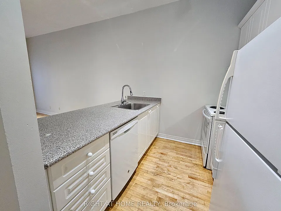 524 Yonge St #207