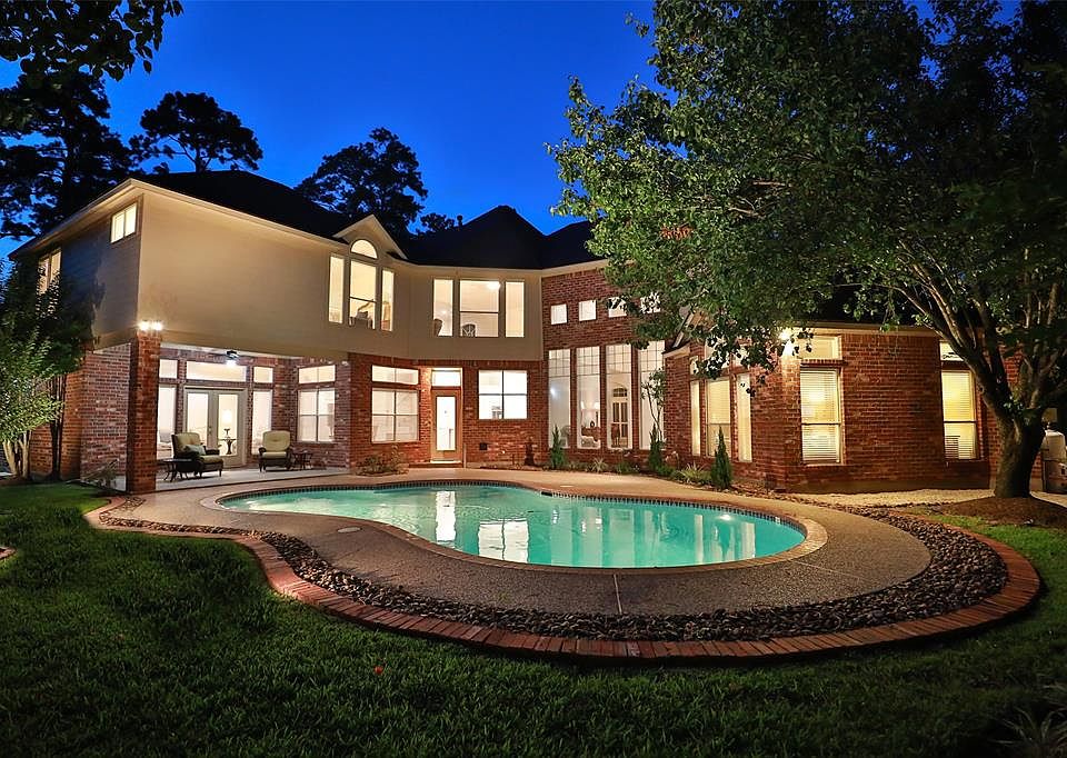 EXCEPTIONAL 4 BEDROOM HOME IN SPRING CREEK OAKS - Stunning Modern Traditional home in Spring Creek Oaks on an oversized lot with beautifully landscaped grounds and pool. Tucked amongst the trees, your private retreat is a great place to settle in for