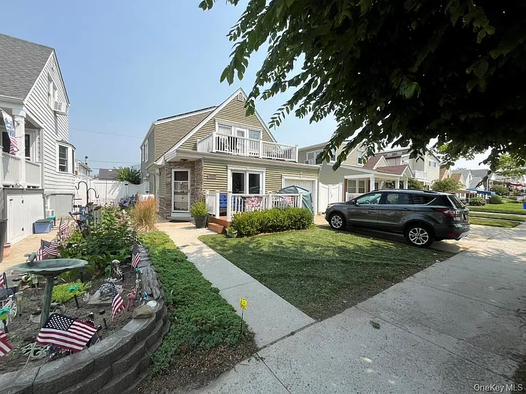 551 W Walnut St #UPPER — Photo 1