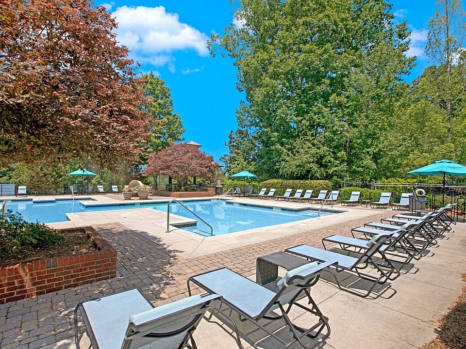 Resort-style Swimming Pool and Deck