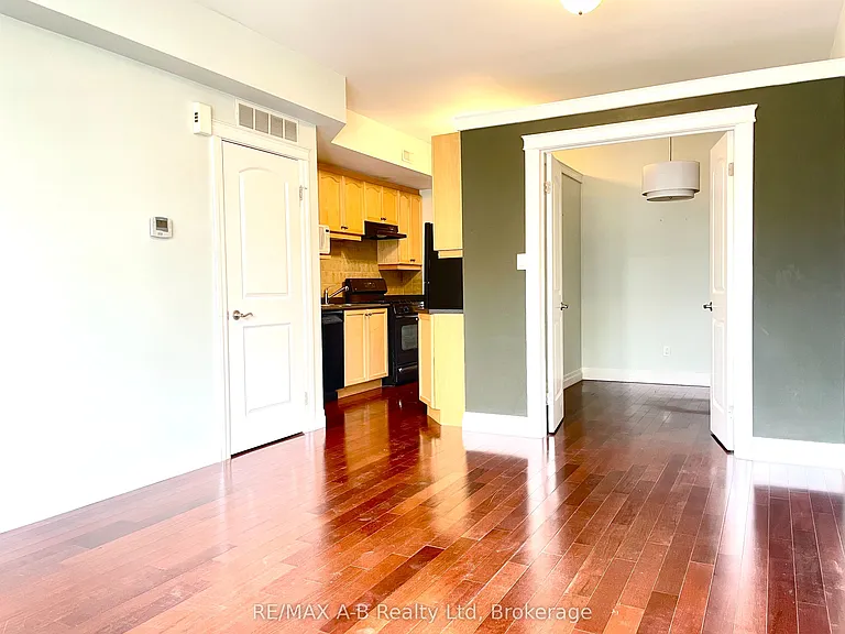 555 King St E #204 — Photo 3