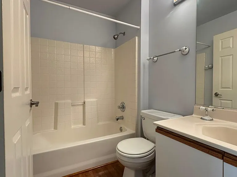 ATTACHED MASTER BATHROOM