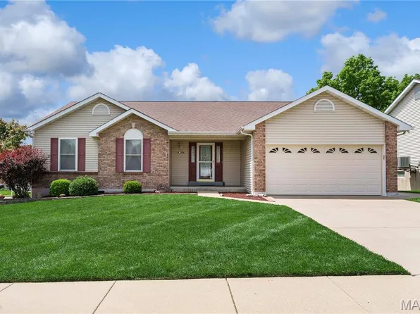 1848 Summitview Dr, Saint Charles, MO 63303