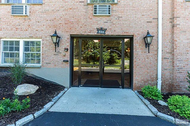 1st image of 550 Fairview Ave #210-5210