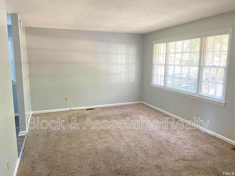 2 bed, 1.0 bath, 900 sqft, $1,300 — Photo 2