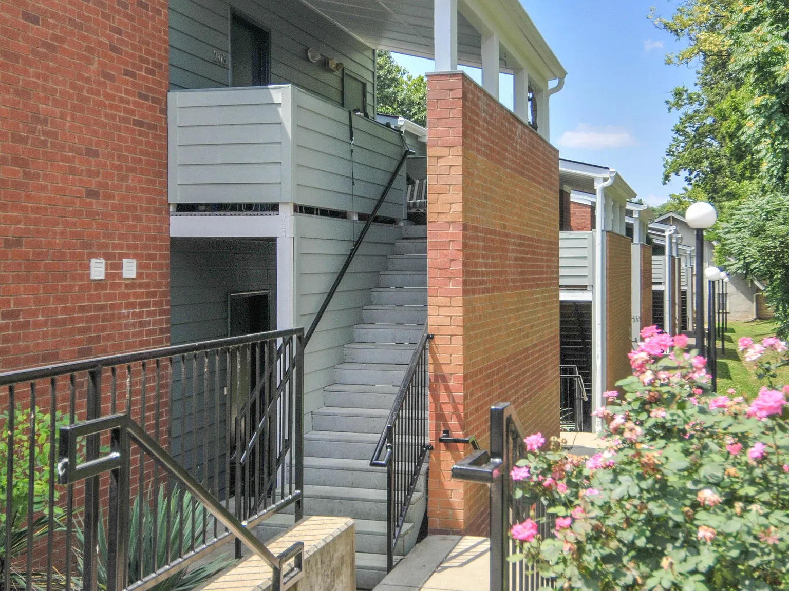 1 bed, 742 sqft, $1,199 — Photo 2