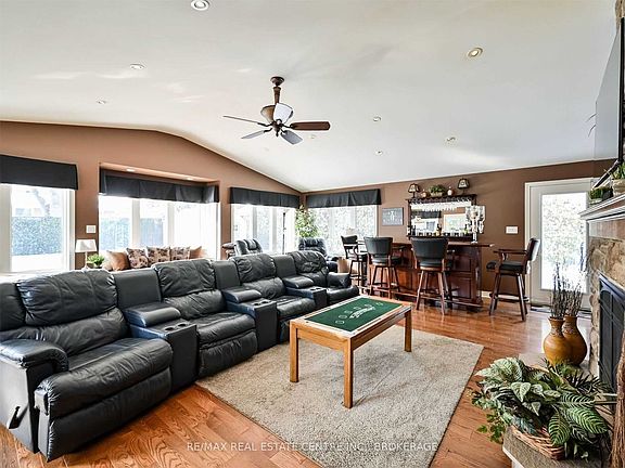 3rd image of 418 Tennyson Dr