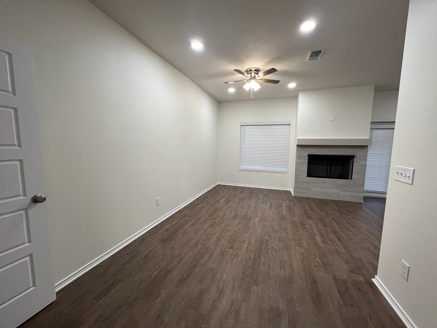 3 bed, 2.5 bath, 1429 sqft, $1,800 — Photo 3