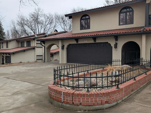 438 12th Avenue Cir NE APT B, Sioux Center, IA 51250