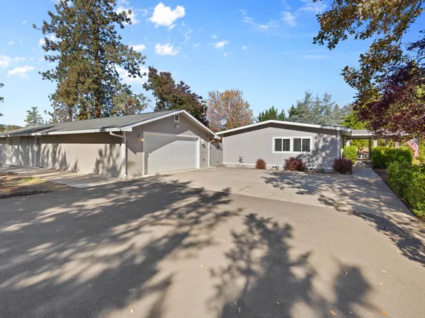 395 Robleda Dr, Central Point, OR 97502