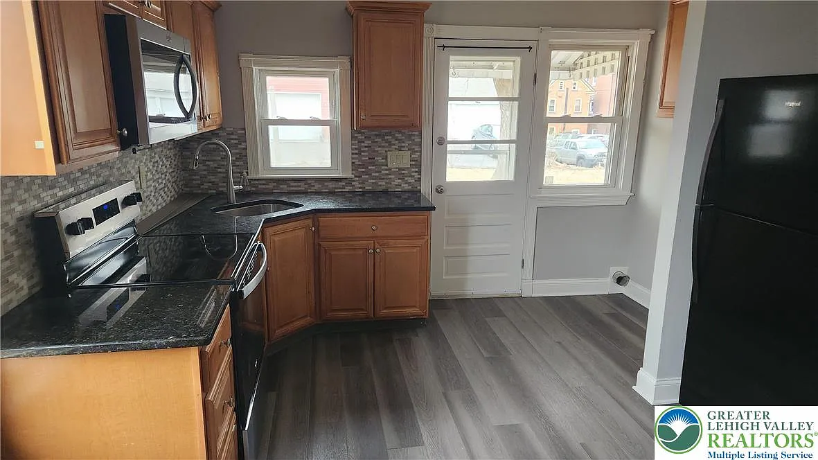 4 bed, 1284 sqft, $2,100 — Photo 4