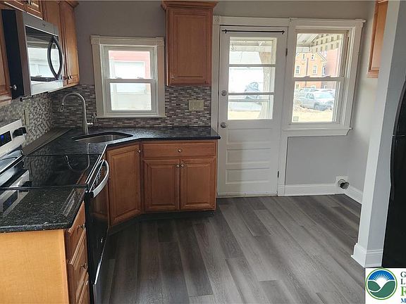 4th image of 26 E Walnut St