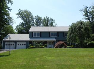 8 Sunbeam Dr, Trumbull, CT 06611