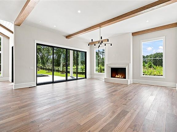 4th image of 245 Heatherton Way
