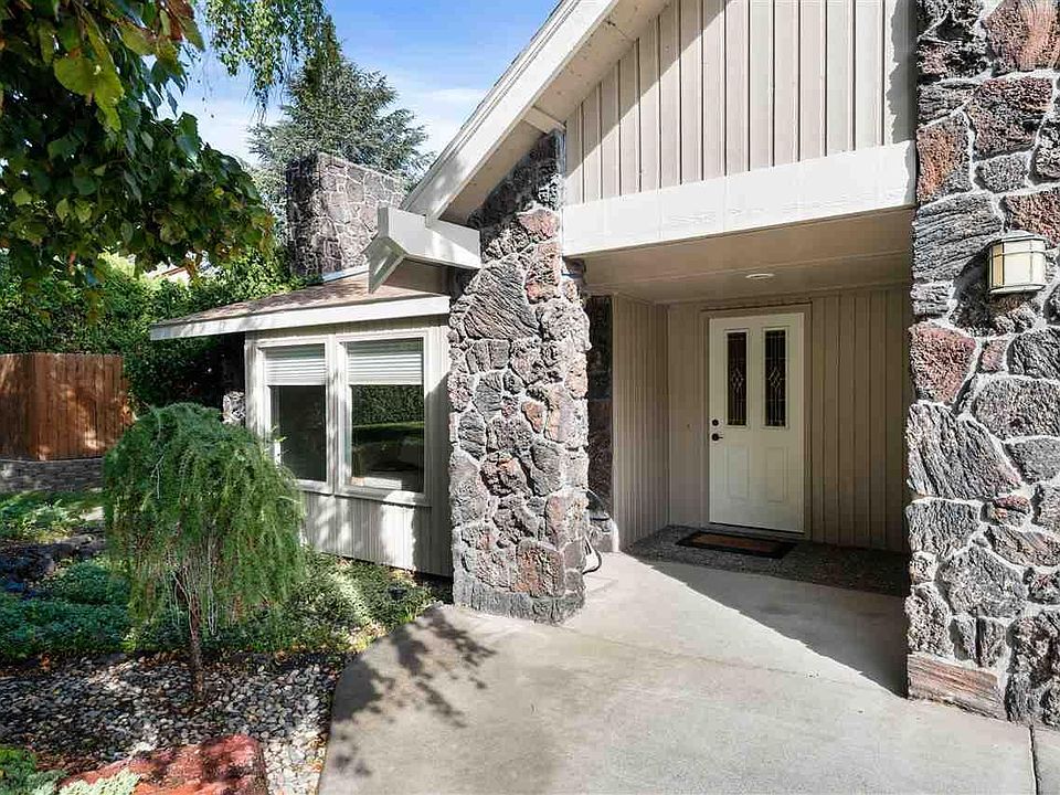1st image of 220 Orchard Way