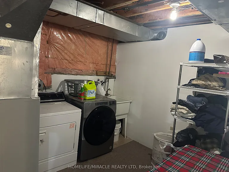 7200 Harding Cres — Photo 34
