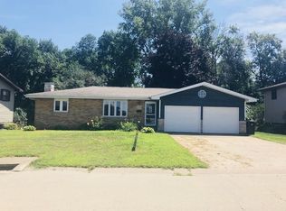 1140 Hiawatha Dr, East Dubuque, IL 61025