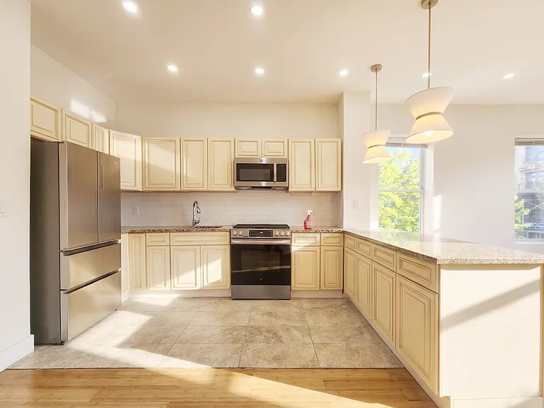 492 Van Buren St #5 — Photo 2