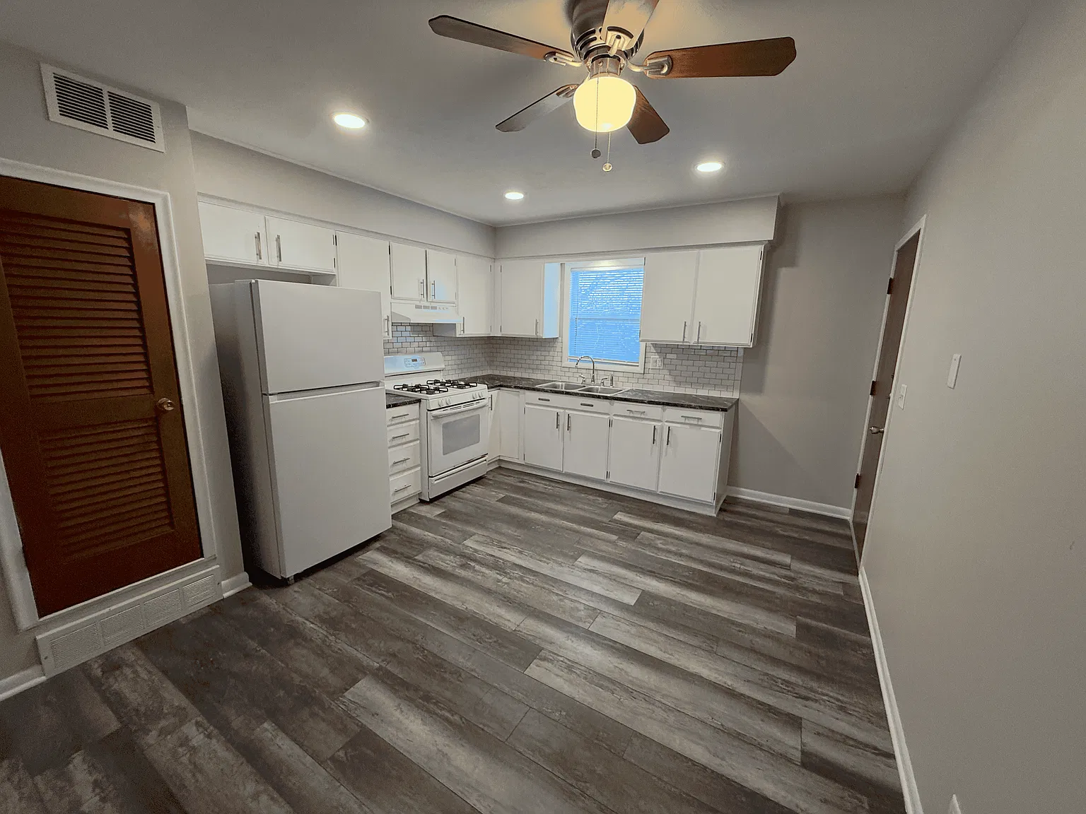 3 bed, 1000 sqft, $1,695 — Photo 4