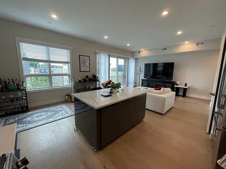 33 Ward St #10 — Photo 2