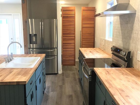 Great kitchen layout with walk in pantry.
