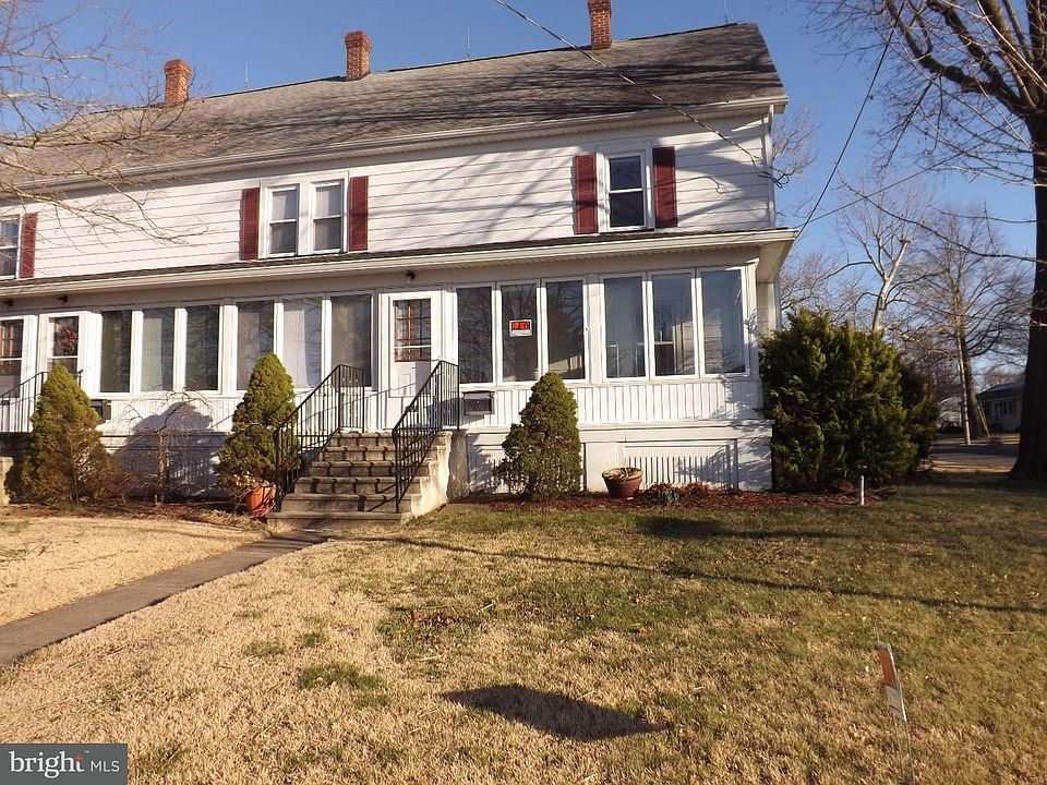 1st image of 122 N River Dr
