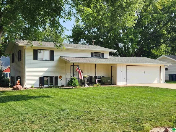 609 2nd St SW, Orange City, IA 51041
