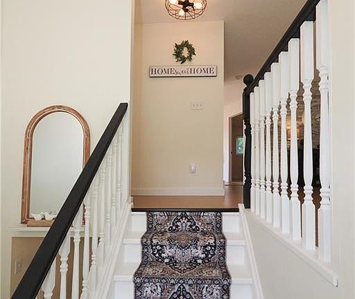 4th image of 17 Dyer Ct