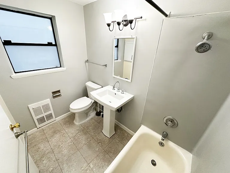 310 NE 45th St #2 — Photo 7