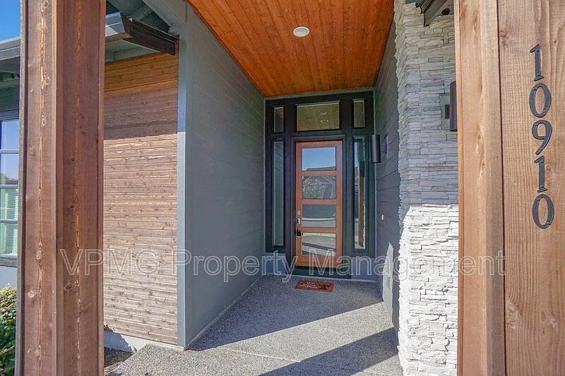 3 bed, 2.0 bath, 1801 sqft, $3,195 — Photo 4