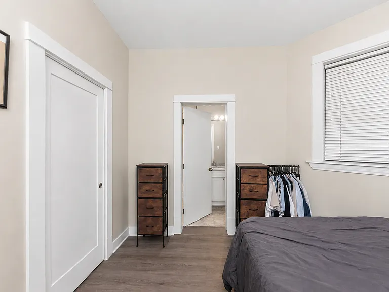 954 W Cuyler Ave #1E — Photo 6