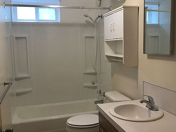 Lower 3 bedroom bathroom