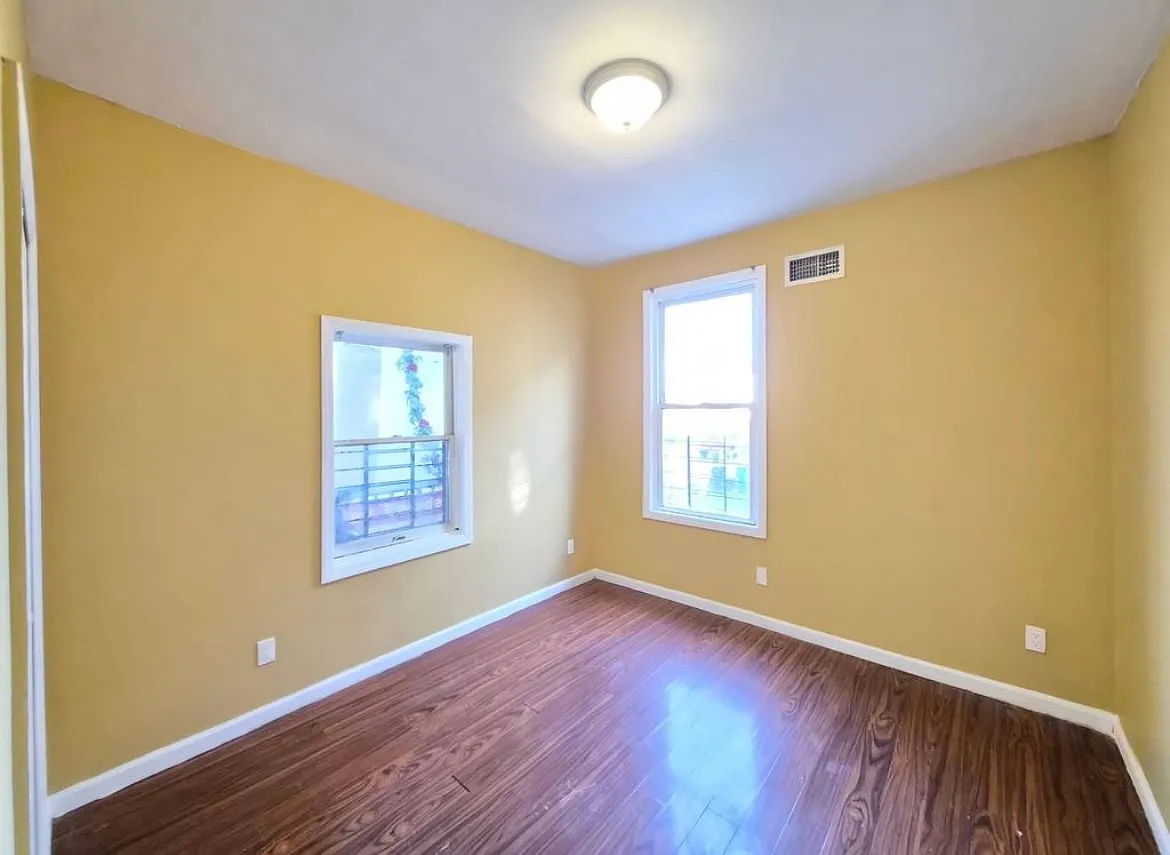3 bed, 900 sqft, $3,700 — Photo 3