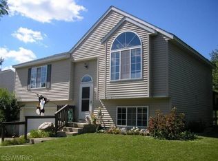 161 Oak St NE, Rockford, MI