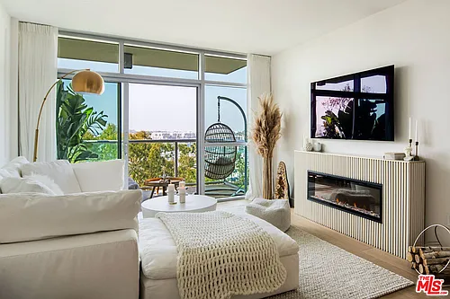 13700 Marina Pointe Dr #704 Photo 1