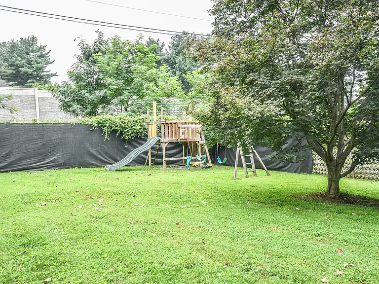 9627 Locust Hill Dr — Photo 36
