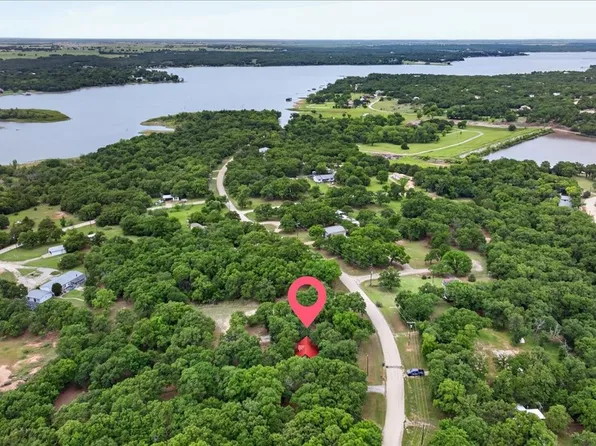 203 Fairway Dr, Nocona, TX 76255