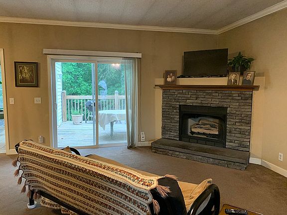 4th image of 380 Hidden Meadow Dr