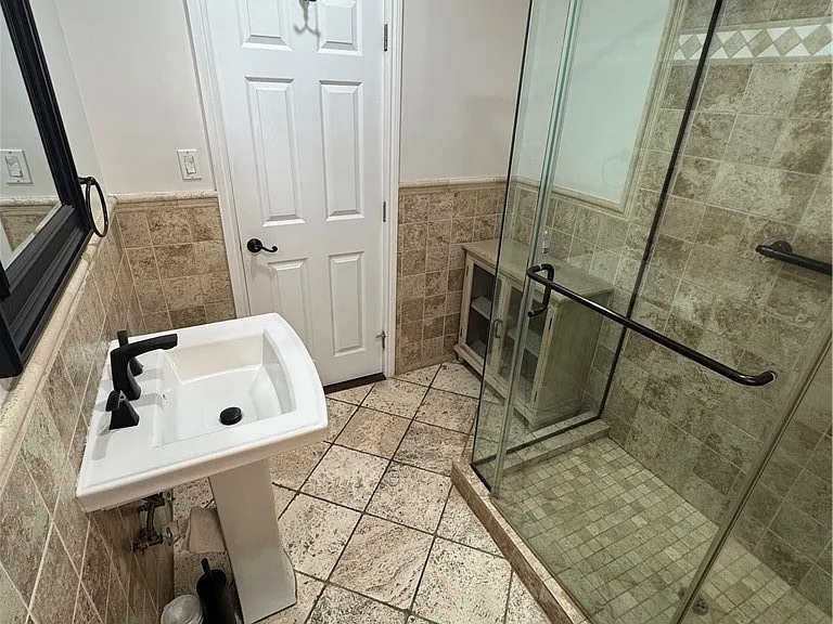 8739 Tyrone Ave — Photo 18